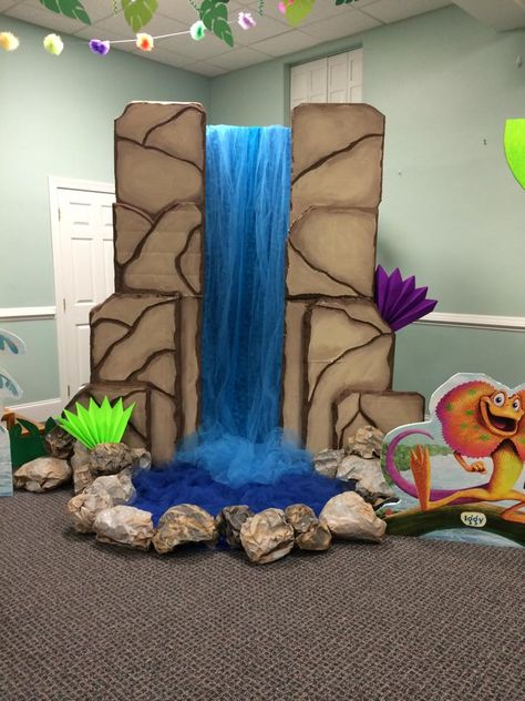 Amazing dimensional waterfall stage prop; VBS Cardboard Stage Props, Rock Props Diy, Waterfall Prop, Cardboard Waterfall, Diy Waterfall Decoration, Stage Props Diy, Tulle Waterfall, Rainforest Party, Vbs Shipwrecked