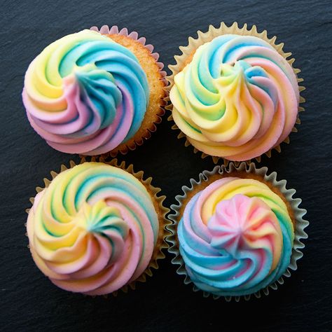 with sprinkles on top...how to: swirled frosting Pastel Rainbow Cupcakes, Tie Dye Frosting, Swirled Frosting, Black Fans, Tie Dye Cupcakes, Xare, Rainbow Frosting, Swirl Cupcakes, Spring Cupcakes