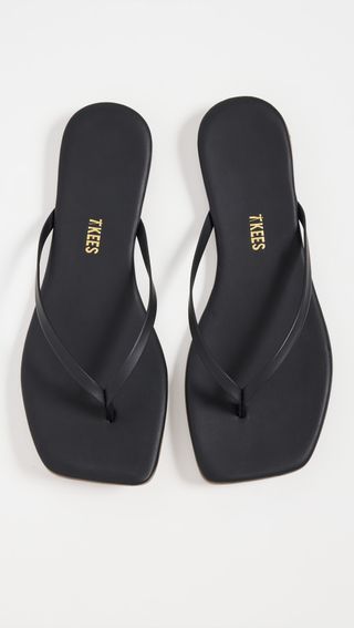 My Whole Life Changed When I Discovered These Anti-Trend Outfits Croquis, Tkees Flip Flops, Stylish Flip Flops, Dr Shoes, Black Flip Flops, Leather Thong Sandals, Shoe Inspo, Leather Flip Flops, Leather Cushion