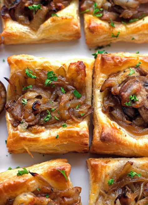 Puff Pastry With Mushrooms, Onion Bites, Mushroom Brie, Caramelised Onion Tart, Best Christmas Appetizers, Puff Pastries, Fingerfood Party, Appetizer Bites, Caramelized Onion