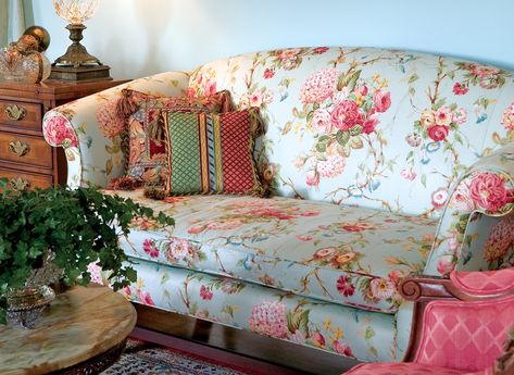 Use Roses to Embellish Your Home and Achieve Classic Décor - Southern Lady Magazine Floral Sofa Living Room, Vintage Floral Sofa, Floral Sofas, Sofa Floral, Rose Sofa, Cottage Sofa, Floral Couch, Roses Decor, Muebles Shabby Chic