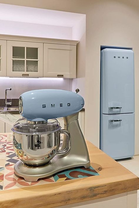 Smeg Stand Mixer, Smeg Kitchen Appliances, Smeg Kitchen, Smeg Appliances, Modern Kitchen Appliances, Retro Pastel, Best Appliances, Quirky Home Decor, Mini Kitchen