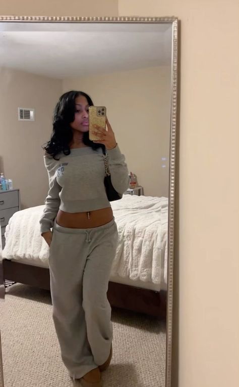 Basic Lazy Outfits For School, Comfy Outfit Ideas For Home, Outfit Ideas For School Winter Comfy, Outfits When On Your Period, Cute Comfy Outfits Black Women, Comfy Clothes Outfit, Calm Outfits Black Women, Simple Outfits For Fall, Cute Simple Fits