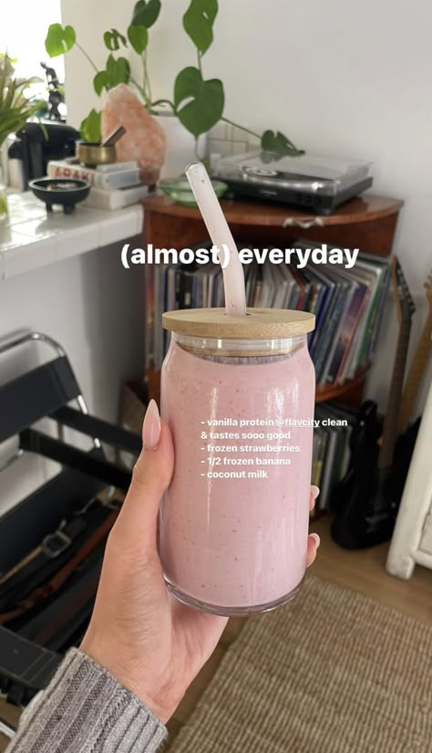 Strawberry Smoothie Recipe, Daily Smoothie, Fruit Smoothie Recipes Healthy, Healthy Lunch Snacks, Easy Healthy Smoothies, Smoothie Ideas, Smoothie Drink Recipes, Healthy Drinks Smoothies, Food Motivation