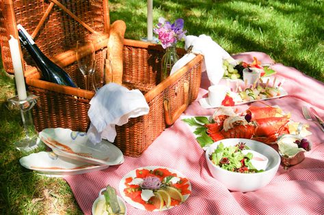 The Perfect Picnic: Tips from Cheryl’s Gourmet Pantry Picnic Tips, Savory Potato Salad, Best Picnic Food, American Potato Salad, Easy Strawberry Lemonade, Summer Picnic Food, Picnic Desserts, Classic Southern Recipes, Best Sandwich Recipes