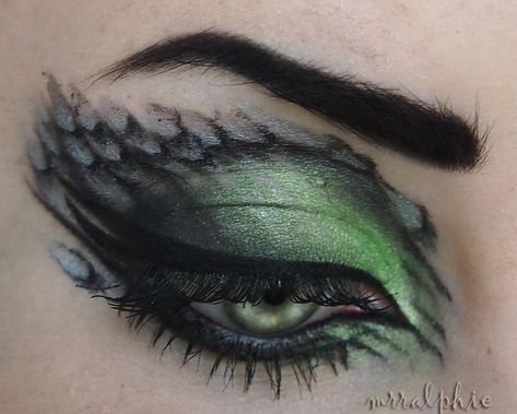 Dragon Makeup, Fantasy Make-up, Make Up Designs, Dragon Eye, Sfx Makeup, Maquillage Halloween, Fantasy Makeup, Costume Makeup, Makeup Designs