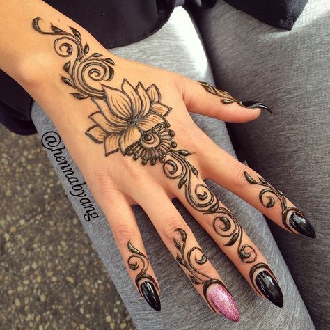 Beautiful lotus at the market! 🌸 ps. look at those nails! 😍 Henna Designs Lotus, Hana Ideas, Henna Lotus Tattoo, Lotus Flower Henna, Lotus Henna, Henne Tattoo, Cute Henna Tattoos, Henna Style Tattoos, Jagua Henna