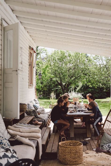 Gathering. #garten #inspo #terasse Eating Area, Living Modern, Have Inspiration, House Goals, Slow Living, Outdoor Entertaining, Farm Life, 인테리어 디자인, My Dream Home