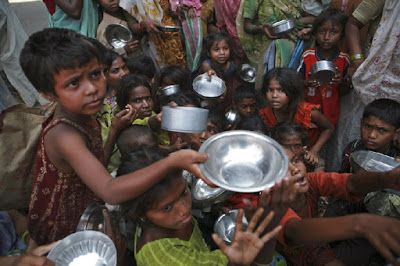 300000 children forced to beg in India Poor People Food, Poverty And Hunger, Hungry Children, World Hunger, People Food, Forced Labor, Live News, Countries Of The World, Taking Pictures