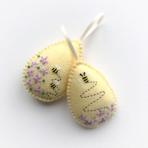 Easter Egg Felt Ornaments, Felted Easter Decorations, Felt Eggs Easter, Embroidered Easter Eggs, Easter Embroidery Patterns Free, Easter Ornaments Diy Ideas, Spring Adult Crafts, Easter Embroidery Ideas, Spring Felt Crafts