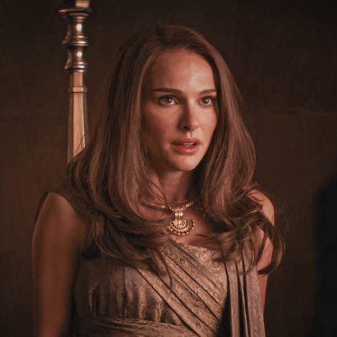 Natalie Portman Thor, Foster Aesthetic, Medieval Faceclaims, Thor Dark World, Thor And Jane, Jane Foster Thor, Avengers Women, Aaliyah Pictures, World Hair