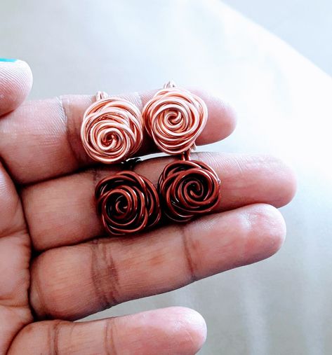 Wire Rose Tutorial, Wire Wrapped Rose, Wire Rose Ring, Wire Rose, Pop Can Crafts, Aluminum Wire Jewelry, Copper Wire Crafts, Diy Jewelry Rings, Wire Wrapped Stone Jewelry