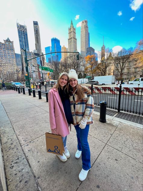 New York Mom Aesthetic, Nyc Outfits Preppy, Preppy Nyc Outfits, March New York Outfits, Christmas New York Outfits, Christmas In Nyc Outfits, Nyc Winter Aesthetic, Winter Nyc Outfits, New York City Outfits Winter