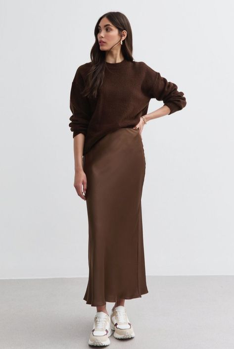 Brown Satin Midi Skirt Outfit, Brown Satin Skirt Outfit, Brown Satin Midi Skirt, Silk Maxi Skirt Outfit, Midi Rok Outfit, Brown Satin Skirt, Satin Midi Skirt Outfit, Midi Rock Outfit, Midi Skirt Outfit Winter