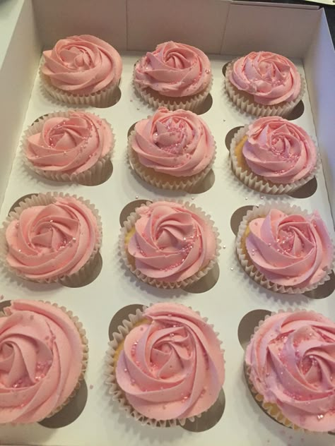 Buttercream pink rose cupcakes with a sparkle Pink Rose Cupcakes Buttercream Frosting, Cupcake Aesthetic Pink, Cute Pink Cupcake Ideas, Rose Themed Cupcakes, Pink Rosette Cupcakes, Pink Sparkle Cupcakes, Cupcakes For Birthday Woman, Pink Frosted Cupcakes, Pink Buttercream Cupcakes