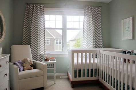 Caddy-corner cribs in gender-neutral, aqua and grey twin nursery Twin Nurseries, Baby Cribs For Twins, Nurseries Ideas, Twin Baby Rooms, Twin Cribs, Nursery Layout, Twin Nursery, Small Space Nursery, Ideas Habitaciones