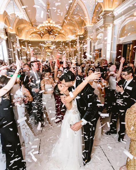 Sara + Kate’s Instagram photo: “Happy New Year!! I have the fondest memories looking back at this night last year. Milanee + Amine are both clients and friends, and the…” 1920 Wedding Theme, Gatsby Wedding Decorations, Gatsby Wedding Dress, Great Gatsby Themed Wedding, 1920s Wedding Theme, Gatsby Style Wedding, Hollywood Glam Wedding, Vintage Glam Wedding, Gatsby Wedding Theme