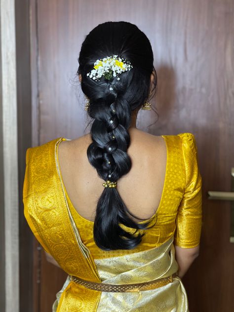 Bridesmaid Hairstyles South Indian, South Indian Hair Styles, Simple Traditional Hairstyles, Simple Indian Hairstyles, Simple Hairstyle For Saree, South Indian Hairstyle, Engagement Hairstyle, Messy Braided Hairstyles, Aari Blouses