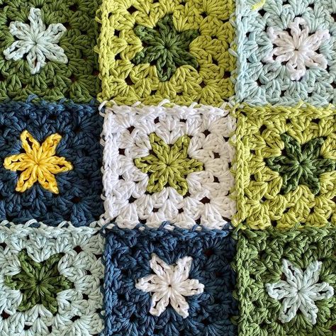 Granny Squares For Blankets, Crochet Daisy Granny Square Blanket, Car Granny Square, Different Kinds Of Granny Squares, Wave Granny Square, Granny Square Blanket Colors Inspiration, Crochet Square Blanket Patterns, Crochet Square Ideas, Cute Crochet Granny Squares