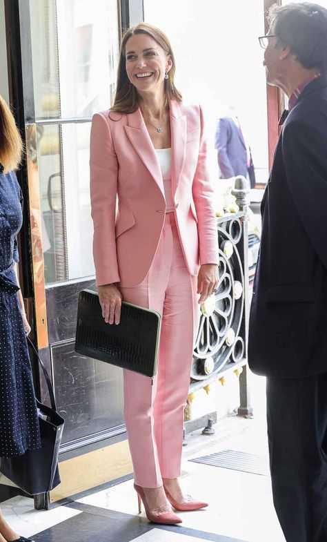 Vévodkyně Kate, Duchesse Kate, Looks Kate Middleton, Kate Middleton Outfits, Cool Winter, Princess Kate Middleton, Catherine Elizabeth Middleton, Middleton Style, Pink Suit