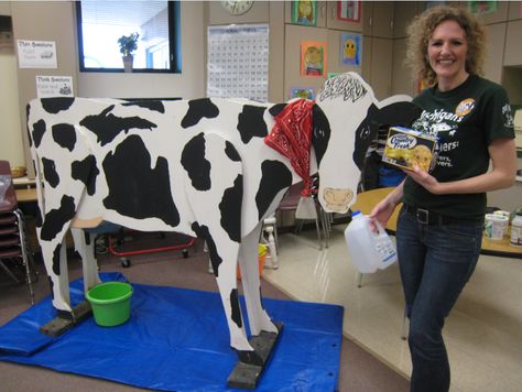 It's hard bringing a real, live cow into schools.  So dairy people - in this case, Debbie Kubacki - have built these nifty pretend co... Cow Art Ideas, Cow Decorations, Cow Facts, Farm Animals Preschool, Cow Kitchen Decor, Cow Craft, Milk The Cow, Farm Unit, Wood Yard Art