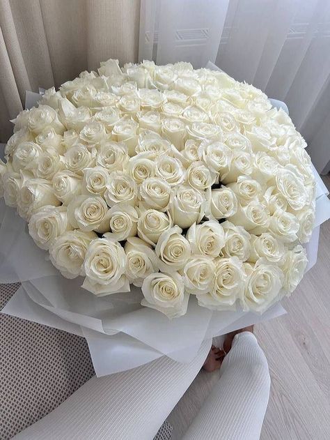 White Roses Bouquet Aesthetic, Pretty Flowers Pictures, Fashion Outfits Dresses, White Flower Bouquet, White Rose Bouquet, Luxury Flower Bouquets, Boquette Flowers, Outfits Dresses, Flowers Bouquet Gift