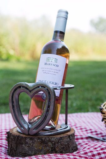 Horseshoe Wine Bottle Holder, Horseshoe Bottle Holder, Welded Gift Ideas, Forged Projects, Horseshoes Ideas, Welding Gifts, Horseshoe Gifts, Horseshoe Crafts Projects, Horseshoe Decor