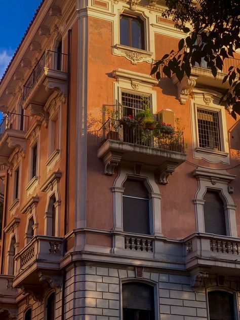 Italian Buildings Architecture, Italian Scenery, Italian Sunset, Italian Apartment, Italy Life, Italy Countryside, Rome Apartment, Italian City, Italian Architecture