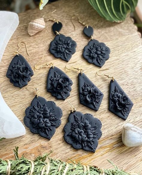 Mould It Clay Jewellery, Polymer Clay Gothic Jewelry, Goth Polymer Clay Jewelry, Cool Clay Earrings, Polymer Clay Crafts Ideas, Polymer Clay Jewelry Ideas, Polymer Clay Art Jewelry, Cercei Din Lut Polimeric, Polymer Flowers