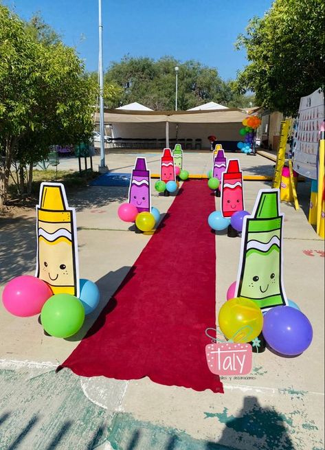 Outdoor Preschool Graduation Ideas, Kinder Graduation Party Ideas, Kindergarten Graduation Backdrop, Kindergarten Hallway, Preschool Prom, Preschool Graduation Decorations, Kindergarten Graduation Decorations, Back To School Decorations, Preschool Creative Art