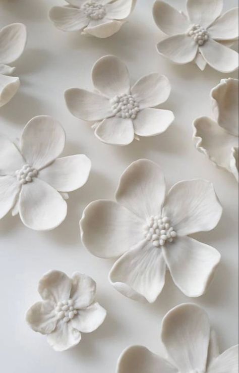 Flowers Made Of Clay, Clay Plates Flower, Flowers Air Dry Clay, Flowers Made Out Of Clay, Porcelain Clay Flowers, Ceramic Flower Sculpture, Air Dry Clay Ideas Flowers, Floral Clay Art, Flower Pottery Ideas