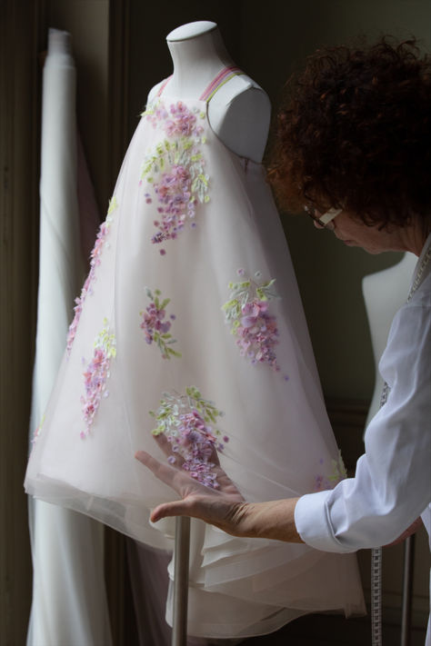 Discover enchanting Baby Dior Couture dresses by Cordelia de Castellane, inspired by jardins d'été and rose harvests. A blend of pastels mirrors Monsieur Dior's love for designing children's clothes as artisans showcase savoir-faire with handcrafted flowers embroideries and delicate tulle. © Sophie Carre Dior Couture Dresses, Cordelia De Castellane, Baby Fancy Dress, Luxury Baby Clothes, Fashion Collection Inspiration, Kids Ethnic Wear, Baby Dior, Kids Frocks Design