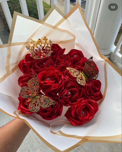 Red Ribbon Bouquet, Red And Gold Ramo, Flower Bouquet With Butterfly, Red Ribbon Roses Bouquet, Rose Bouquet Ideas, Eternal Roses Bouquet, Rose Bouquet With Butterflies, Eternal Rose Bouquet, Red Eternal Bouquet