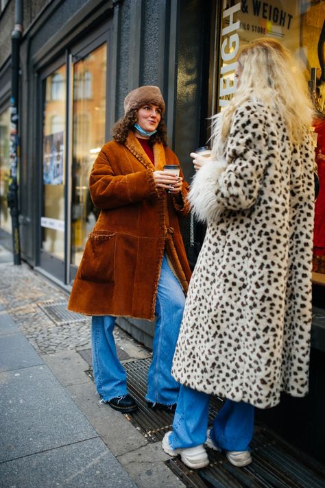 Street style at Berlin Fall 2021 Berlin Street Style, Berlin Fashion Street, Berlin Street, Street Style Photos, Get Dressed, Fashion Photo, Cold Weather, Fashion News, Berlin