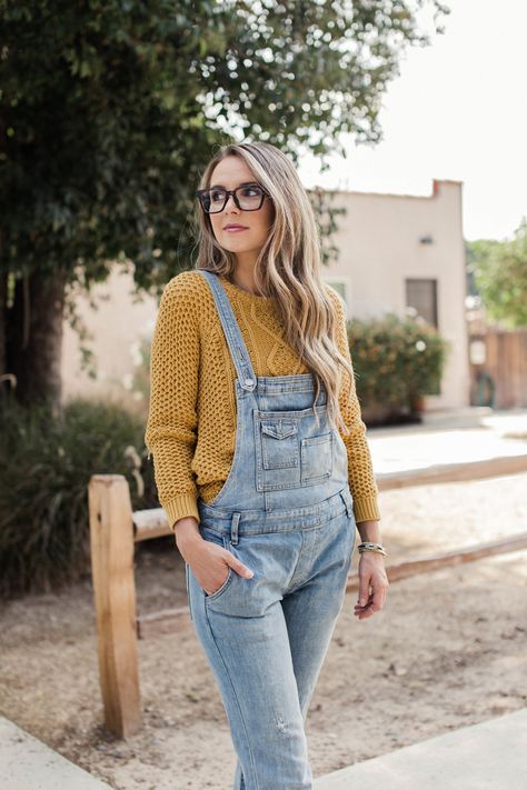 pair your overalls with a thick, cozy sweater for fall | merricksart.com Overalls Outfit Winter, Cute Overall Outfits, Denim Overalls Outfit, Overalls Outfits, Overall Outfit, Overalls Outfit, Quoi Porter, Simple Fall Outfits, Rave Outfit