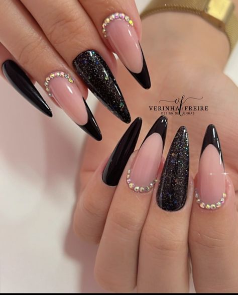 Black Luxury Nails, Black Nail Designs Classy, Glam Black Nails, Black Almond Nails Designs Glitter, Black Nails Ideas Glitter, Black Classy Nails, Black And Pink Nails, Black Almond Nails, Unghie Sfumate