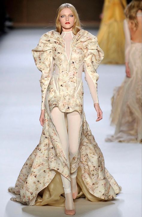 This look from the Nina Ricci Spring 2009 RTW collection features gigot, or leg-of-mutton sleeves. These puffy sleeves were popular during the Romantic period. They are full in the shoulder and taper down to a fitted cuff at the wrist. Olivier Theyskens, Elegance Dress, She Walks In Beauty, Leg Of Mutton Sleeve, Couture Designers, Wide Sleeves, Fashion Week Spring, Couture Fashion, Paris Fashion