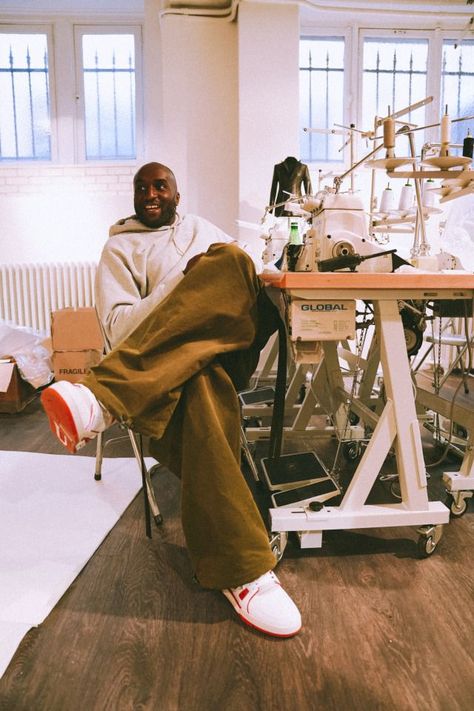 Virgil Abloh Photo: Bogdan Plakov; Autumn Winter 2019 Off-White Womenswear Runway Show Virgil Off White, Off White Virgil Abloh Design, Virgil Abloh Poster, Virgil Abloh Outfits, Virgil Abloh Aesthetic, Virgil Abloh Wallpaper, Virgil Aesthetic, Virgil Abloh Art, Virgil Abloh Design