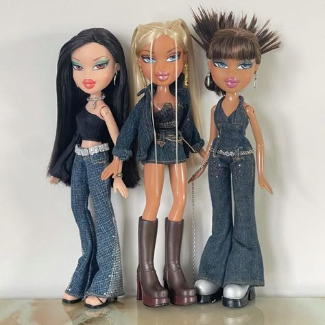 Bratz Doll Costume Halloween Ideas Group, Bratz Dolls Hairstyles, Bratz Jeans Outfit, Bratz Denim Outfit, Iconic Bratz Outfits, Bratz Party Outfit, Bratz Dolls Aesthetic Outfits Real Life, Brats Doll Outfits, Bratz Doll Hairstyles