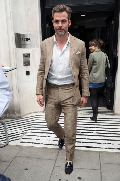 How to Not Look Like a Sack of Potatoes in a Tan Linen Suit Men Linen Suit, Linen Suits For Men, Summer Wedding Suits, Summer Suits Men, Stil Masculin, Blouse Collar, Best Dressed Man, Outfits Hombre, Linen Suits