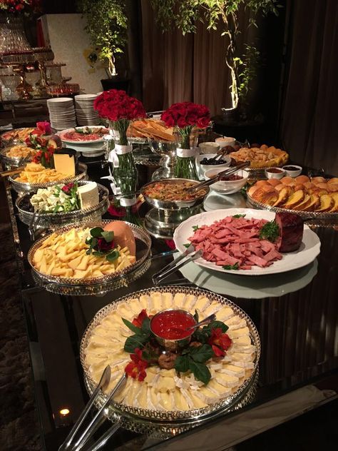 Fancy Party Buffet, Royal Food Table Aesthetic, Royal Banquet Food, Fancy Dinner Buffet, Royal Food Table, Luxury Party Food, Fancy Snack Table, Boujee Dinner Party, Expensive Food Dinners