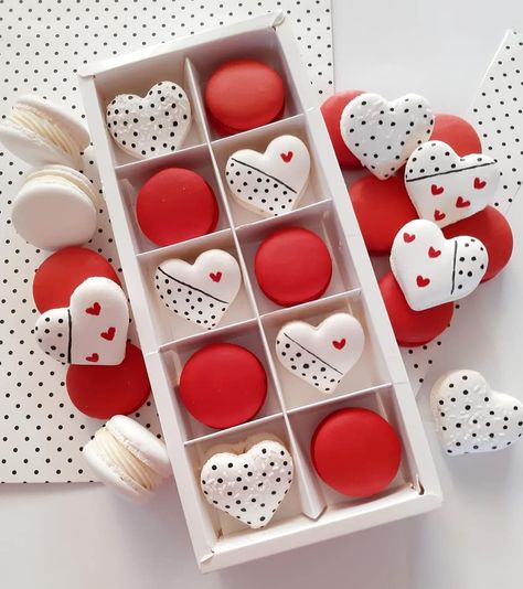 Macaron Decoration, Vday Treats, Valentines Bakery, Macaroons Flavors, Macaron Template, Macaroon Cookies, Mini Cake Pans, Macaron Flavors, Macaron Cookies