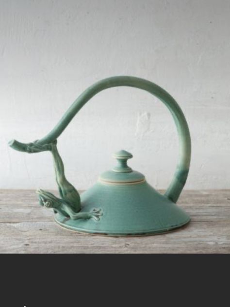 Pottery Tea Pots, Frog Pond, Sculptures Céramiques, Tanah Liat, Pottery Teapots, Clay Teapots, Pottery Crafts, Ceramics Pottery Art, Teapots And Cups