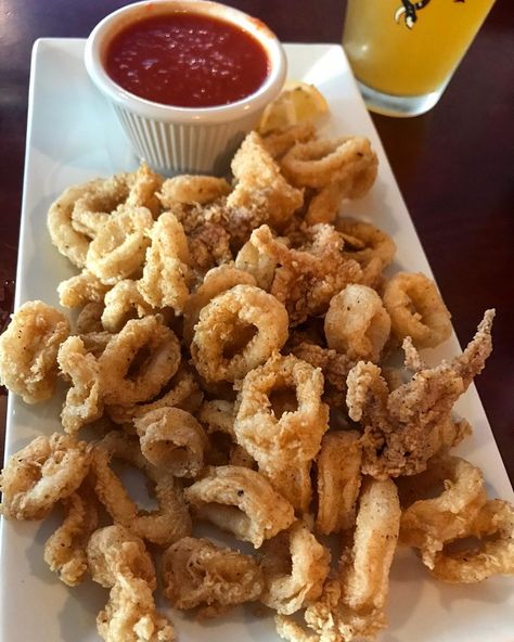 Fried Calamari Aesthetic, Fried Squid, Calamari Aesthetic, Food Seafood, Aesthetic Food Ideas, Fried Seafood, Fried Calamari Recipe, Calamari Recipes, Fried Calamari