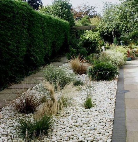 white pebble garden bed White Pebble Garden, Garden With Rocks, Front Garden Path, Pebble Landscaping, Small Garden Layout, White Gravel, Stone Garden Paths, Pebble Garden, Gravel Landscaping