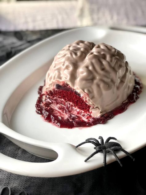 Brain Cake, Halloween Dessert Table, Postres Halloween, Potluck Ideas, Red Velvet Cake Mix, Science Party, Raspberry Filling, Halloween Dinner, Box Cake Mix