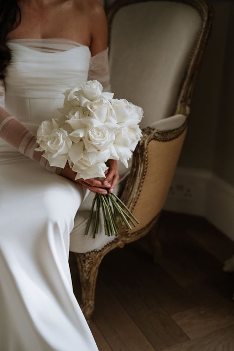 Minimalistic Bride Bouquet, White Wedding Flowers Table Decor, Editorial Wedding Bouquet, White And Cream Wedding Bouquet, Dainty Wedding Bouquet, Minimalist Wedding Photography, White Wedding Bouquets Elegant, Simple Wedding Florals, Timeless Modern Wedding