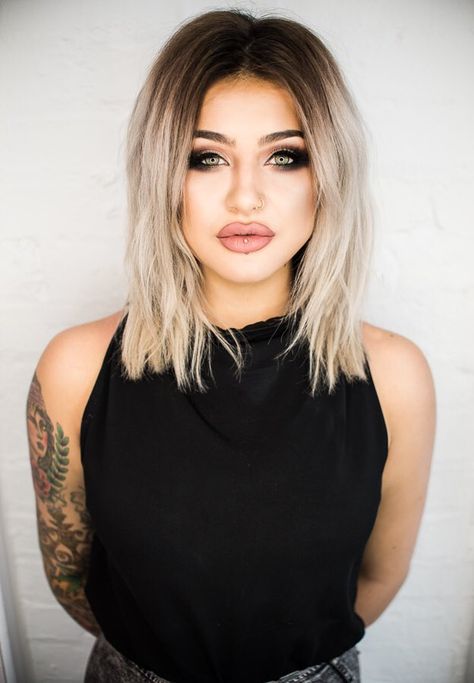 Cabello  #haircolors#haircuts Messy Blonde Hair, Short Ombre, Short Ombre Hair, Blond Balayage, Straight Blonde Hair, Dark Roots Blonde Hair, Meg Ryan, Ombre Hair Color, Dark Roots