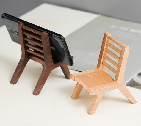 Classic Handmade Wooden Chair Phone Holder (Beech & Black Walnut) - New Arrives - FeelGift Wooden Phone Stand, Phone Stand Design, Wood Phone Holder, Wood Phone Stand, Mini Chair, Wooden Wine Boxes, Modern Cupboard Design, Phone Stands, Support Telephone