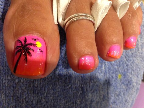 sunsets and palmtree Sunset Toe Nails, Beach Vacation Pedicure Ideas, Sunset Pedicure, Summer Pedicure Designs Toenails Beach Nails, Pretty Toenails, Beach Toe Nails, Summer Manicures, Nails And Toes, Tropical Nail Designs